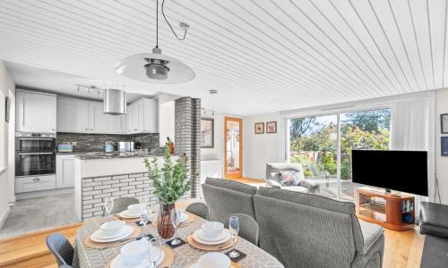 Carnoustie House | Experience The Albatross: Pet & Child Friendly Getaway
