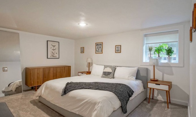 Alberta Condo | Alberta Escape: 2BR Retreat in Prime Location!