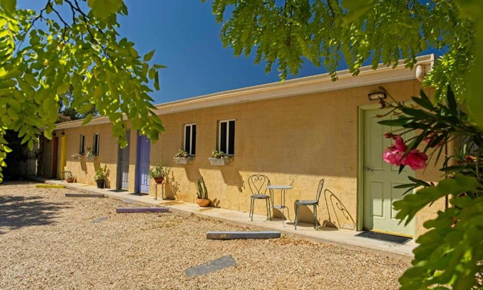Castlemaine Hotel | Discover The Albion Motel Castlemaine with Hot Tub & Breakfast
