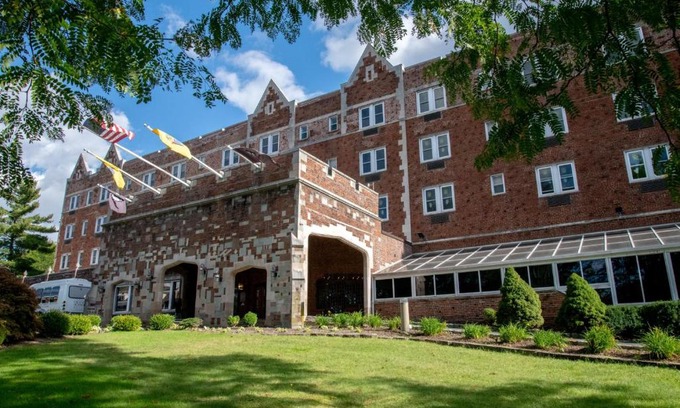 Summit Hotel | Relax at The Grand Summit Hotel with Pool & Pet-Friendly Perks