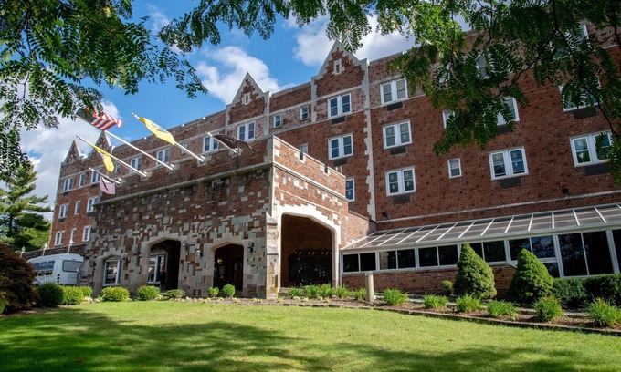 Summit Hotel | Discover The Grand Summit Hotel: Family-Friendly Escape