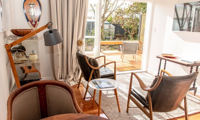 Carterton Apartment | Serene Alchemist Retreat: Private Studio with Breakfast