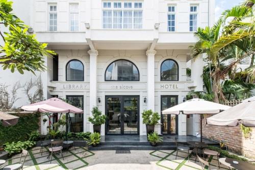 Phu Nhuan Hotel | Discover The Alcove Library Hotel: Wheelchair Accessible Comfort