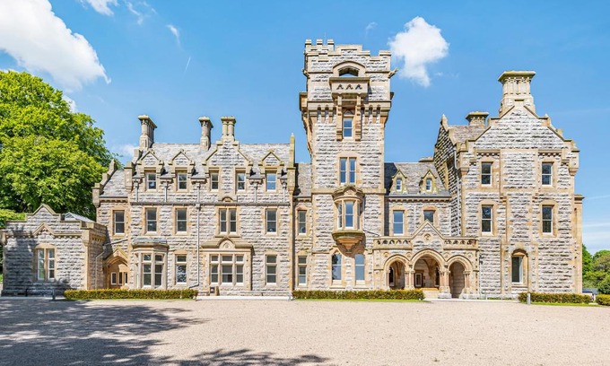 Newland Near Ulverston Apartment | Delightful Stays at The Alfred Suite Stone Cross Mansion