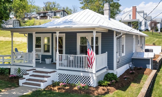 Staunton House | Kid and Pet Friendly Cottage Steps from Gypsy Hill Park