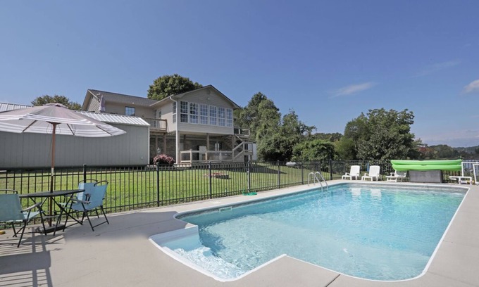 Chickamauga Lake House | Discover The All Seasons Resort with Pool & Hot Tub Oasis
