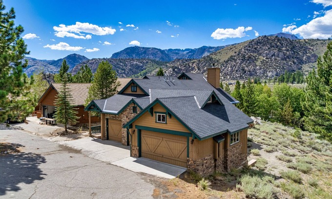 June Lake House | Alpine Chalet: Spacious Retreat with Pool & Breakfast