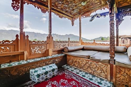 Dal Lake Boat Rental | Experience The Altaf Group of Houseboats with Ocean Views