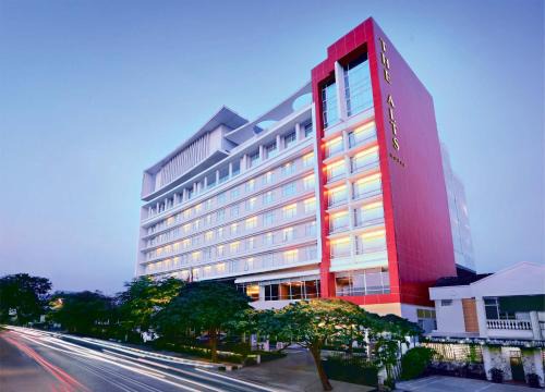 Palembang Hotel | Discover The Alts Hotel: 5-Star Retreat with Pool & Hot Tub