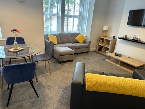 Westcliff-on-Sea Apartment | Exceptional Stay at The Alvaros Apartment with Dining Option