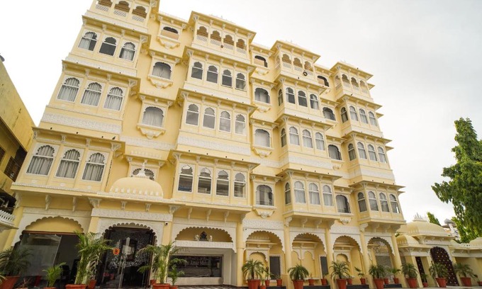 Udaipur Resort | Experience The Amar Mahal: 4-Star Comfort & Pet-Friendly Perks