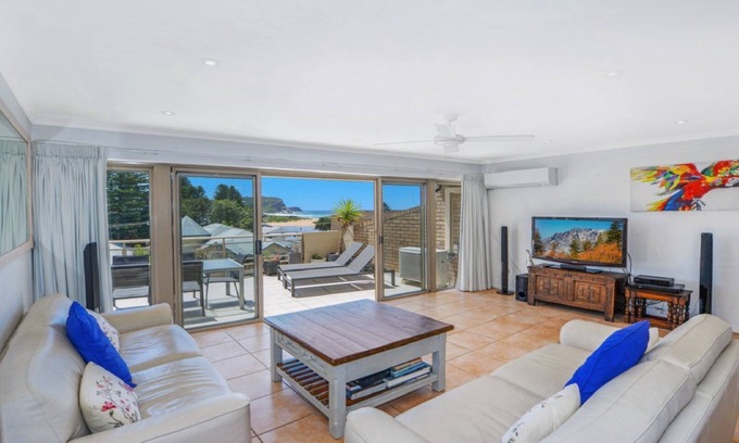 Avoca Beach Apartment | Ambassador 9: Oceanfront Getaway with Pool & Breakfast