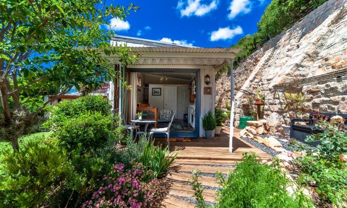 Redhill House | Exceptional Experience at The Amberley Annex with Kitchen