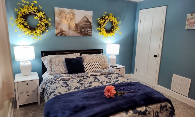 Covedale House | Peaceful Americana Retreat with Ocean View & Family Amenities