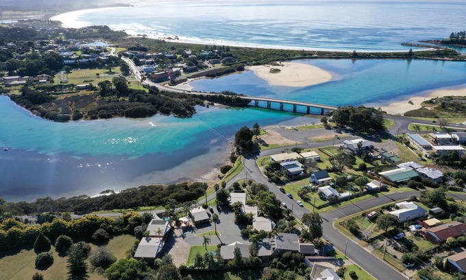Bermagui Apartment | Idyllic Anchorage Bermagui: Oceanfront Pool & Breakfast