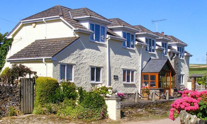 Putsborough House | Cozy Anchorage House - Ideal for Families and Pets