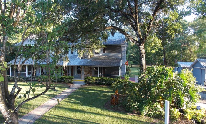 Cassadaga House | Beautiful Ann Stevens House with Breakfast & Kitchen Access