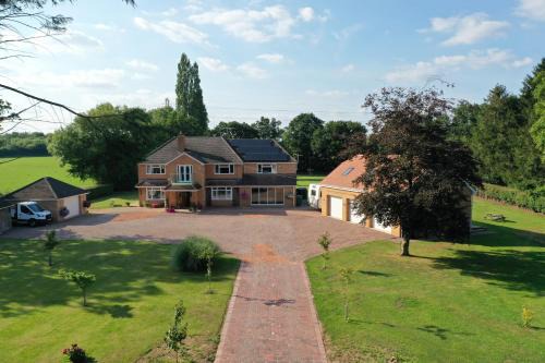 Malvern Apartment | Exceptional Stay at The Annexe at Bricket House - 10/10 Rating