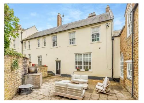 Northampton House | Family-Friendly 8 Bedroom Annexe at Moulton Grange