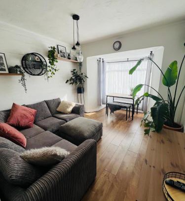 Perranporth House | Relaxing Retreat at The Annexe with Private Garden & Hot Tub