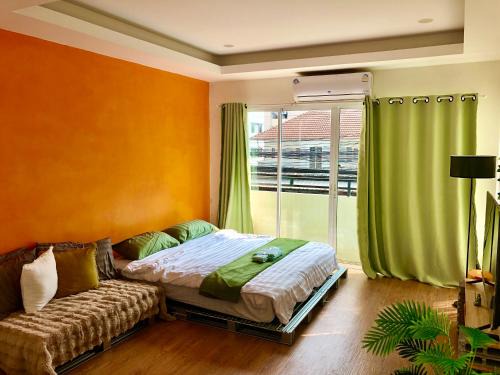 Din Daeng Apartment | Stylish Apartment Rentals at The Apartium - Pet Friendly!