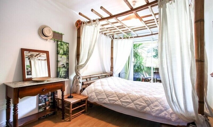 8th Arrondissement Apartment | Unwind at The Apartment with Oceanfront Views & Pet Friendly