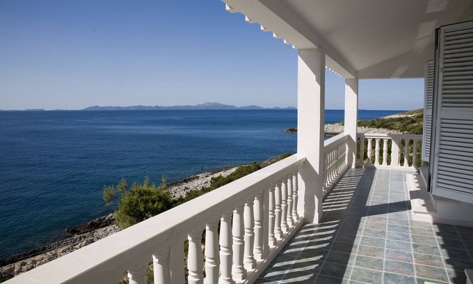 Zavalatica Villa | Oceanfront Apartment on Korcula Island with Spa & Breakfast