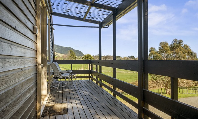 Te Horo Cottage | Cozy Family Retreat at The Apartment - The Lodge Te Horo