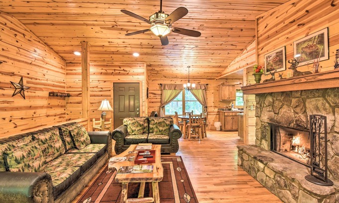 Helen Cabin | Discover 'The Apple Dumpling' Cabin: Pool Table & Spa
