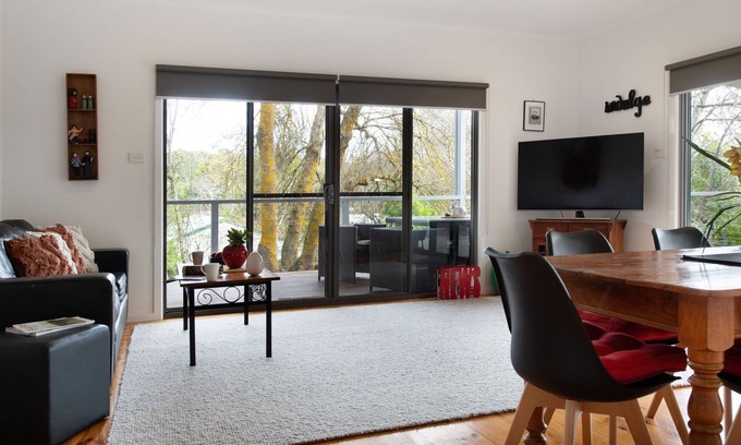 Hepburn Springs Cottage | Discover The Apple Tree: A Hidden Gem with Great Amenities