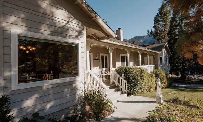Wrightwood House | Discover The Applewood Inn - Bright Mountain Retreat Awaits!
