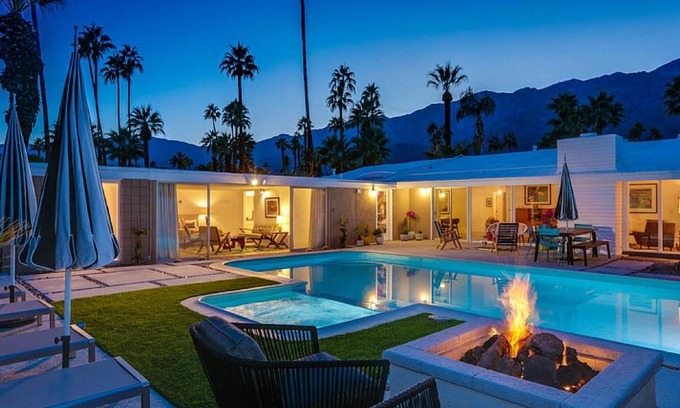 Twin Palms House | Discover The Arrow of Twin Palms - Family-Friendly Retreat