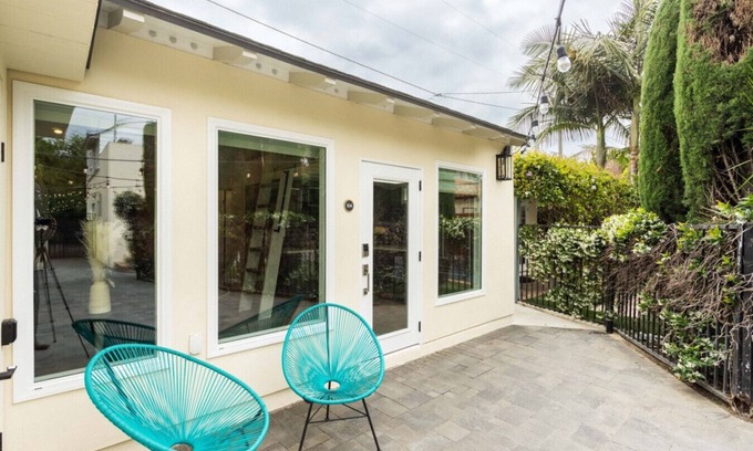 South Wrigley Apartment | The Art Studio with pool & hot tub