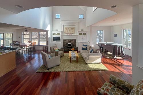 Malletts Bay House | Discover The Artist's Lakeside Hideaway with Pool & Hot Tub