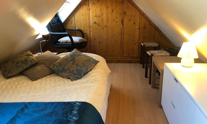 Woking House | Pet-Friendly Artist’s Hideaway with Pool & Breakfast