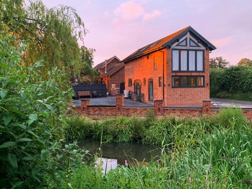 Wollerton House | Guest Rated 9.8: The Ash Loft - Family-Friendly Retreat