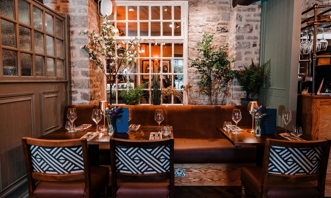 Ashford-in-the-Water Hotel | Guest Rated 9.8! The Ashford Arms with Family-Friendly Amenities
