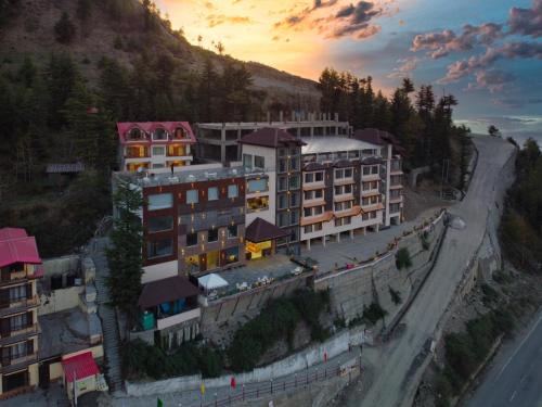 Kufri Hotel | Discover Pandora Kufri: Pet-Friendly 4-Star Retreat
