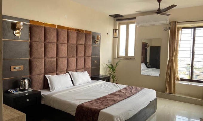 Ballygunge Bed & Breakfast | Cozy Aster Penthouse: Pet & Child Friendly Retreat