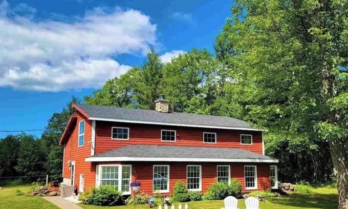 Dollar Bay House | Serene Atlas House: Ideal Retreat Near Trails & Launch