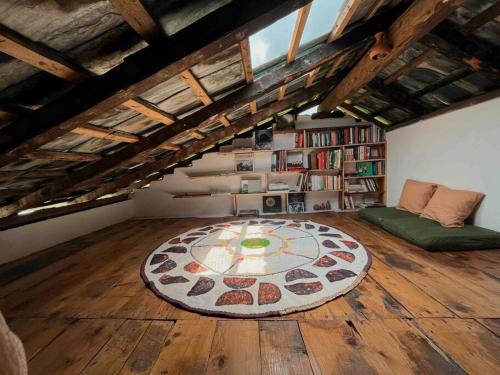 Bir Ski Chalet | Cozy Attic Library Cottage - Family-Friendly Retreat