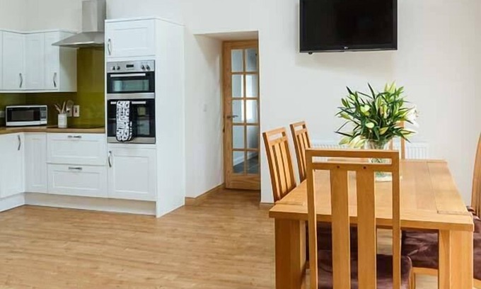 Forsinard Cottage | Discover The Auld Kirk: Family-Friendly with Kitchen & Breakfast