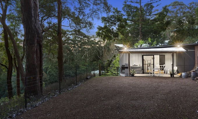 Avoca Beach Cabin | Experience The Avenue: Beachfront Cabin with Spectacular Views