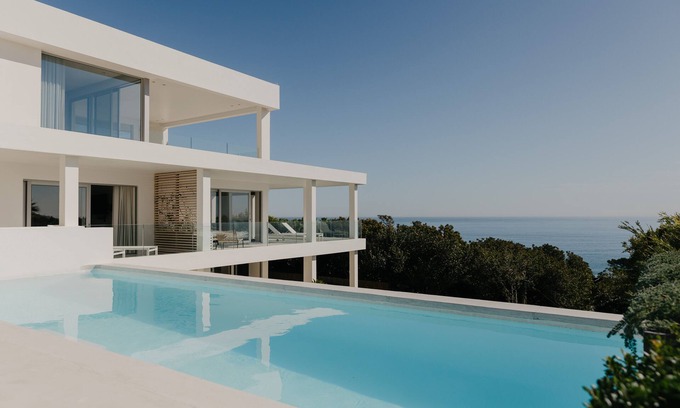 Camps Bay Villa | Elegant Villa Retreat - 8 Bedrooms in Bakoven Awaits You