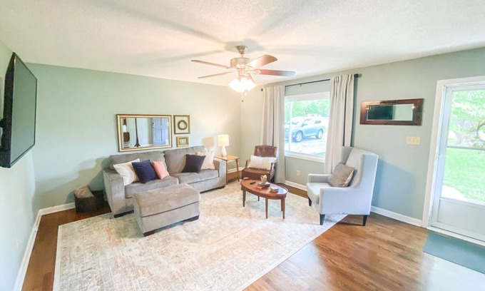 Springfield House | Beautiful Aviary Cottage: Pet-Friendly Retreat with Breakfast