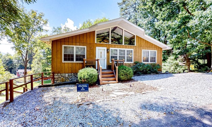 Lake Junaluska House | Discover Family-Friendly Comfort at The B's Nest