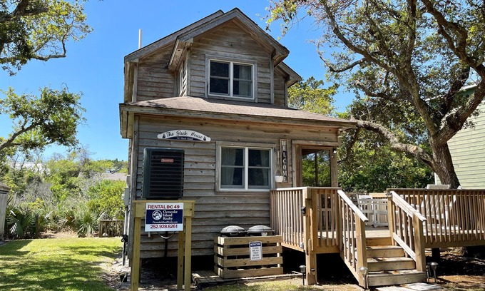 Ocracoke House | Cozy Two Bedroom Cottage on Ocracoke Island, Rated 10/10
