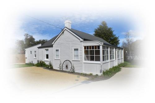 Richmond House | Inviting Baker's Cottage: Family-Friendly Getaway in Richmond