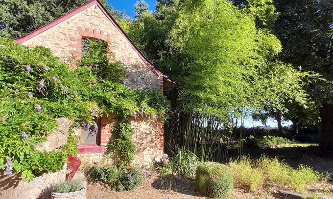 Saint-Sauveur-de-Flee House | Relax at The Baker's House: Pool, Breakfast & Family Friendly