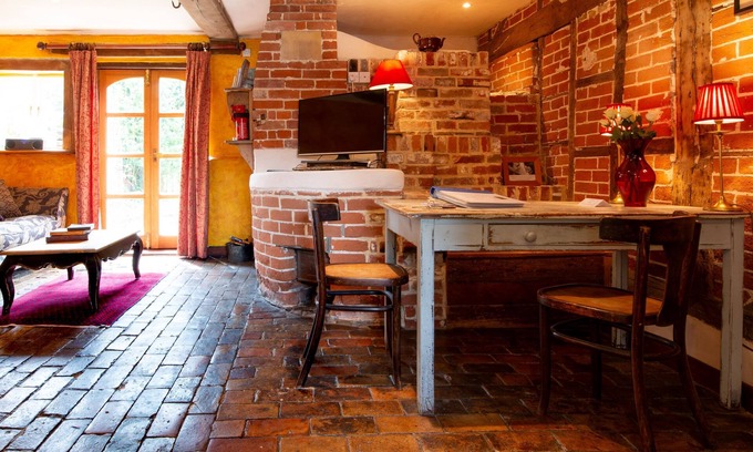 Sudbury Cottage | Romantic Getaway at The Bakery: Pet-Friendly & Family Comfort